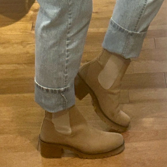 Like new tan Chelsea boots! Size 7.5. - Picture 2 of 8